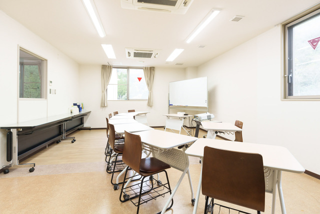 白い壁と照明がある明るい会議室