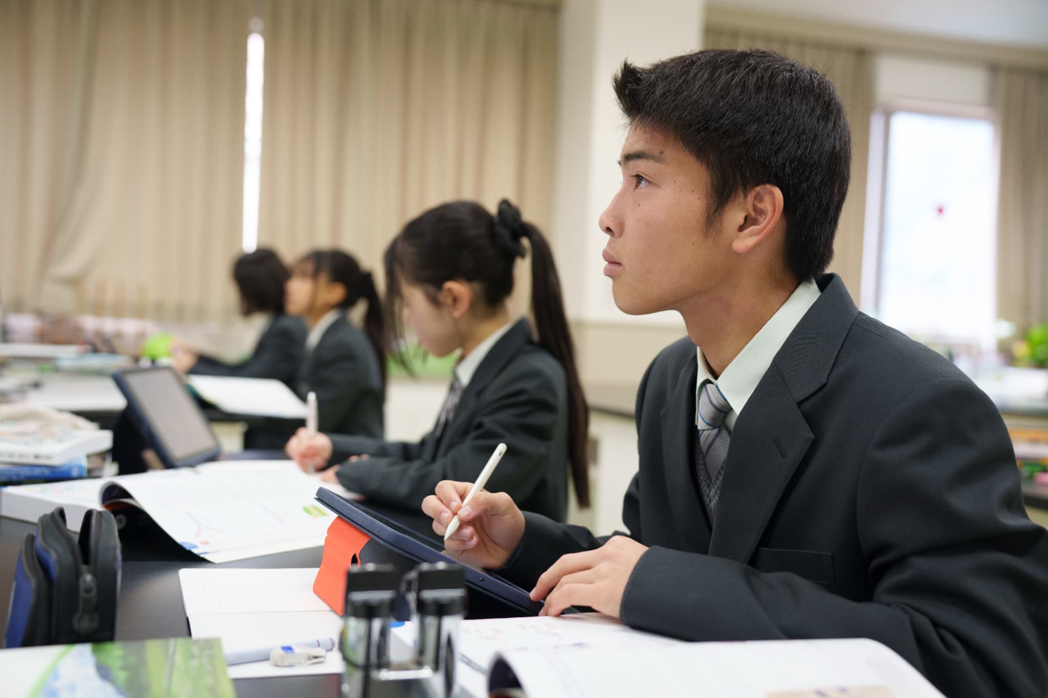 授業中ノートを取る真剣な学生
