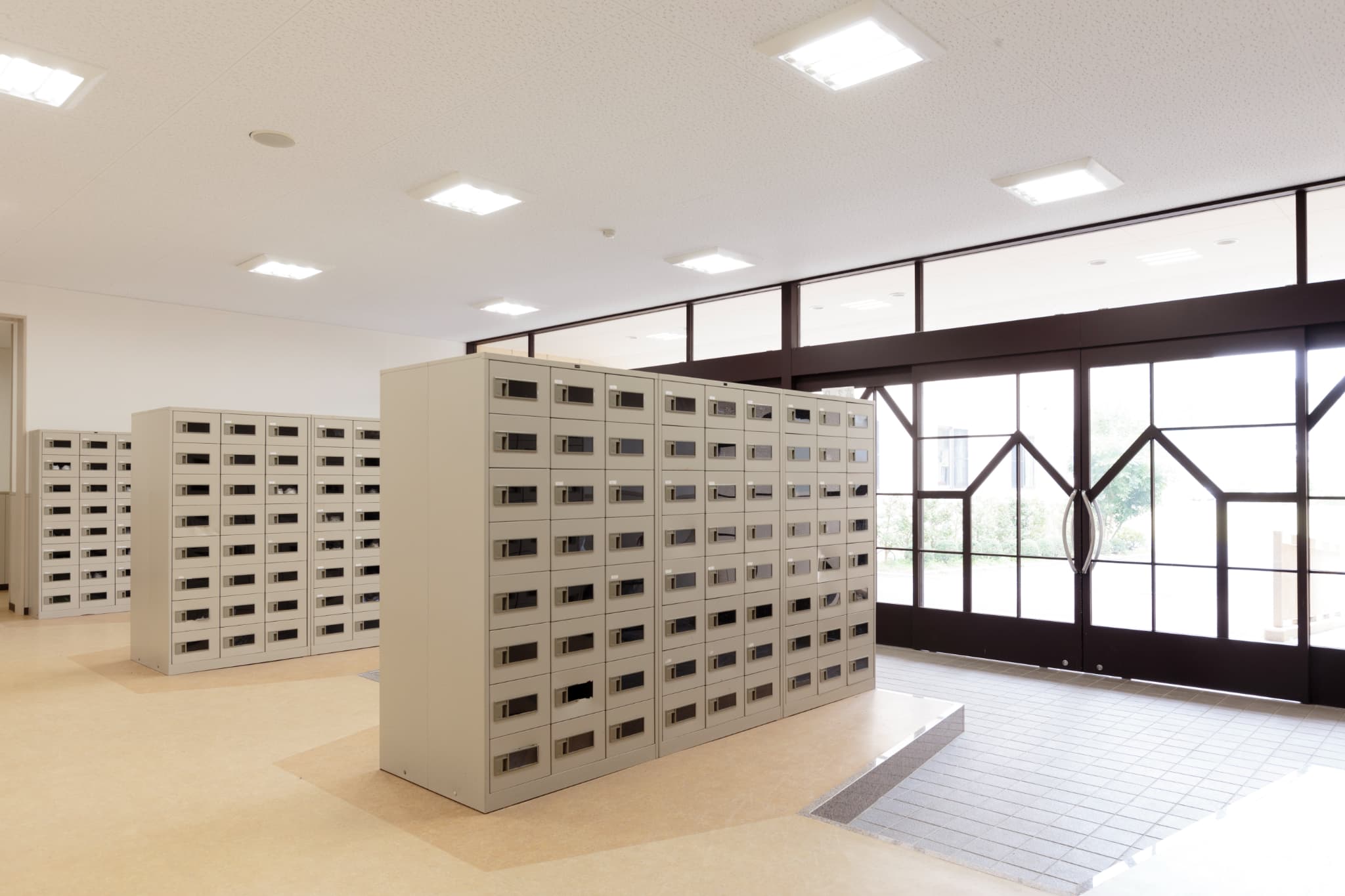 学校のエントランスにある下駄箱