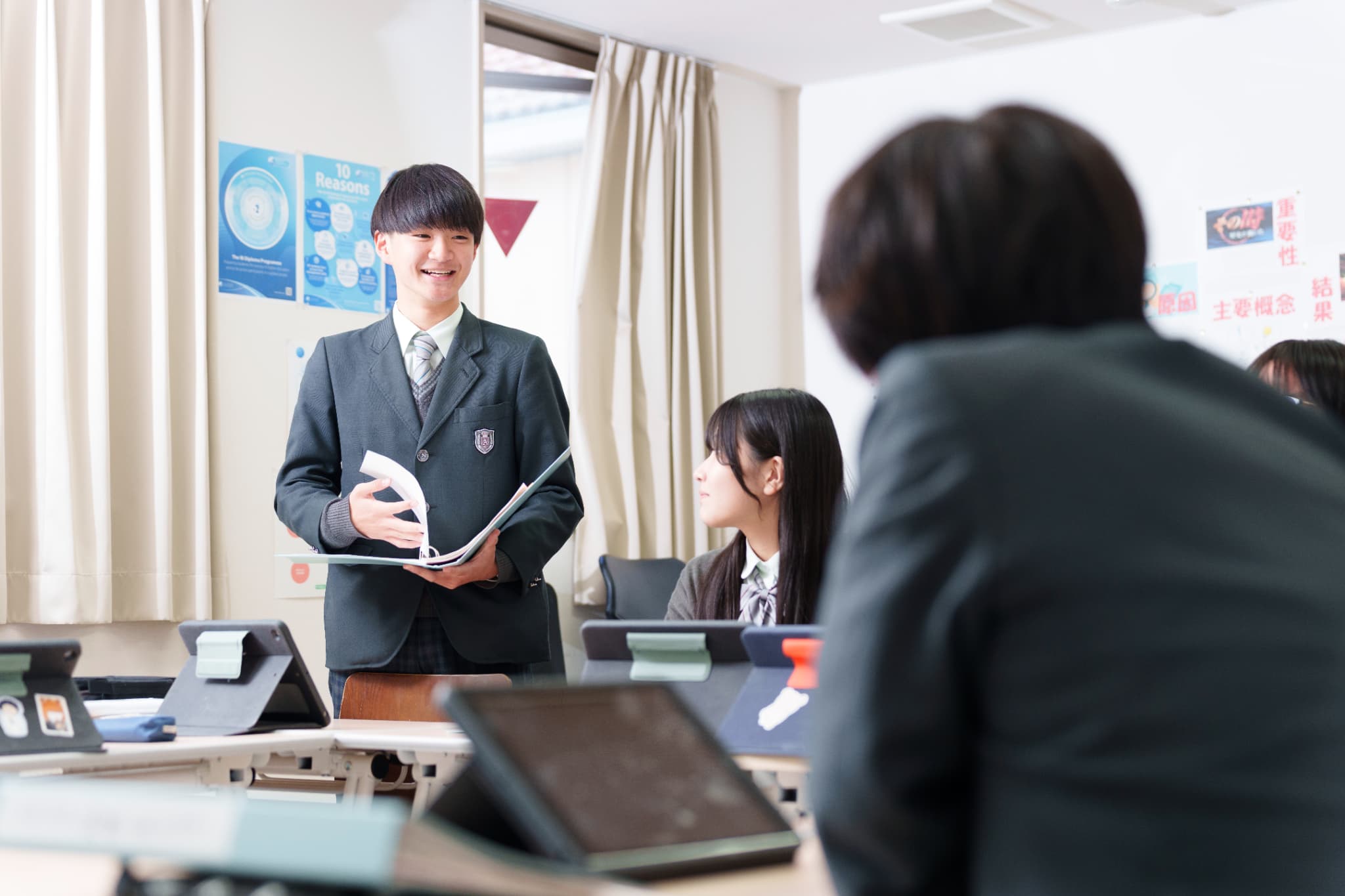 プレゼンを行う学生と聴衆の様子