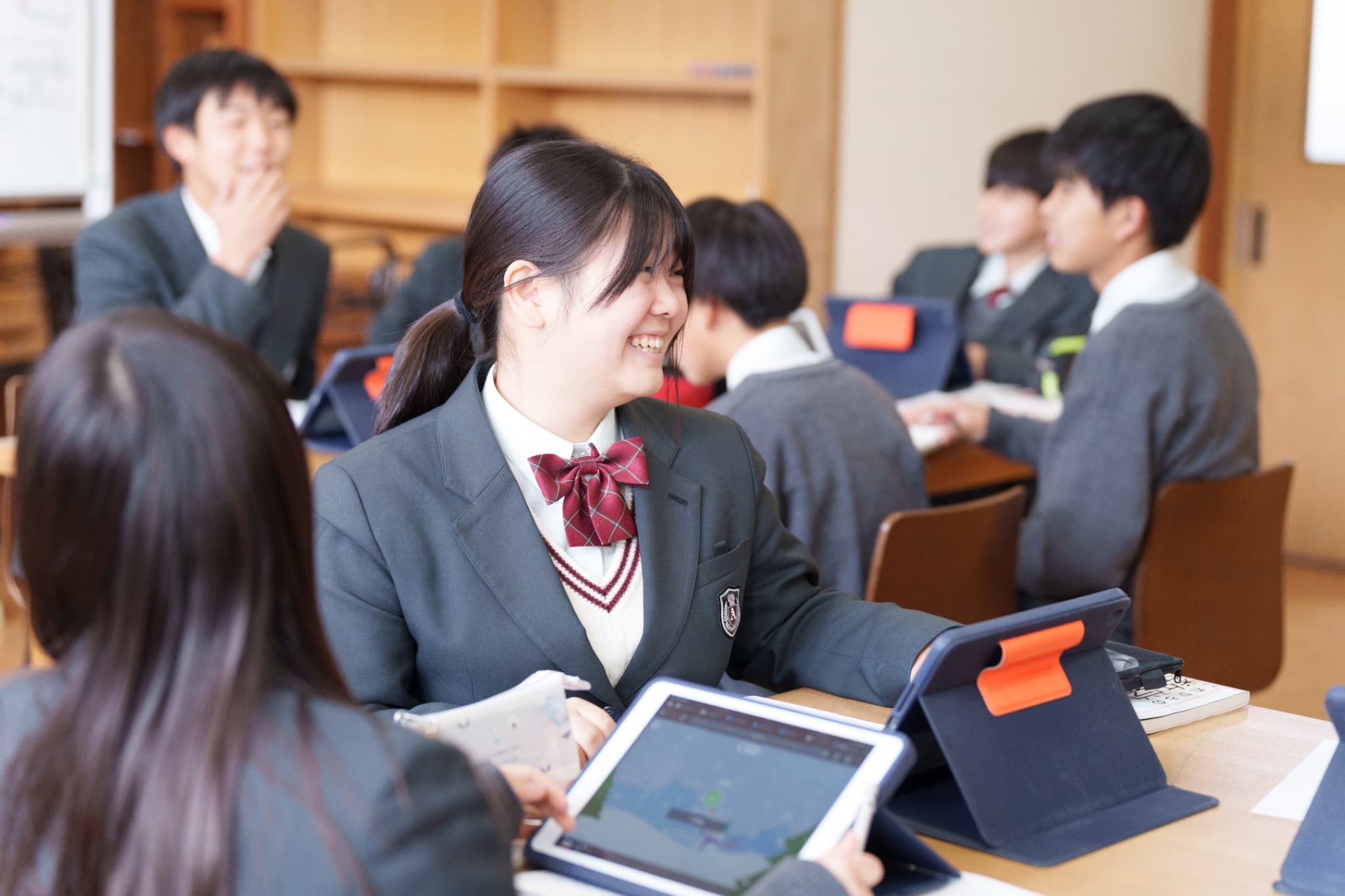タブレットで学ぶ学生たちのグループ