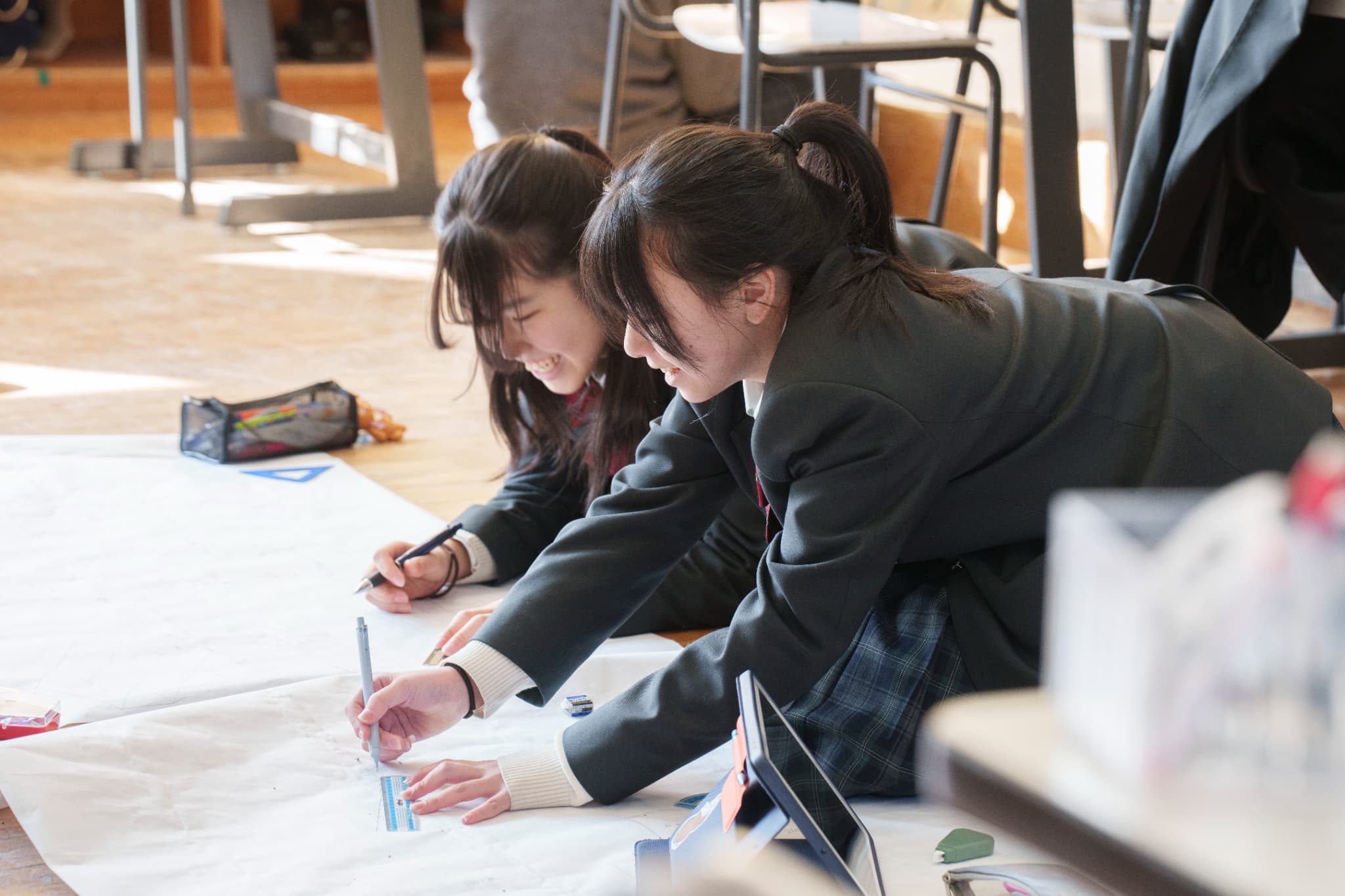 教室で作業する学生たちの様子