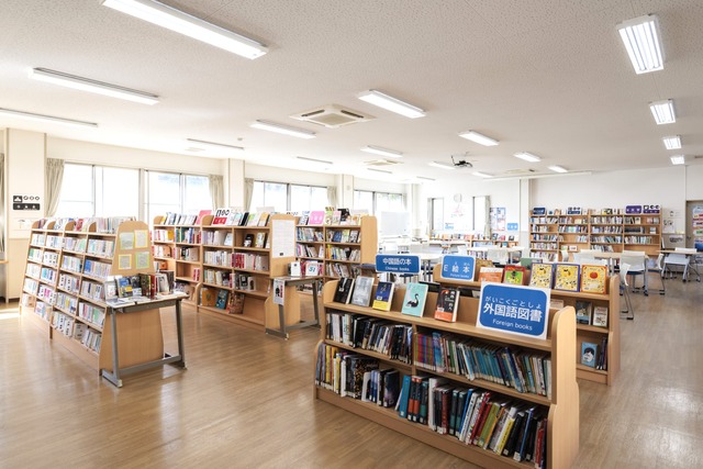 日差しが差し込む現代的な図書館内