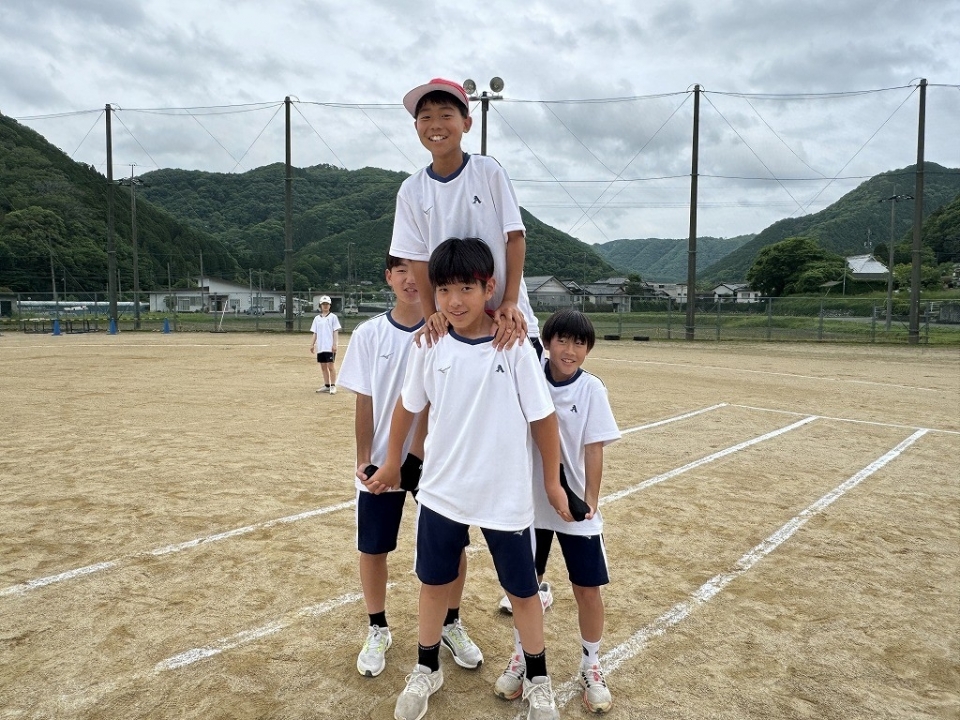 役員と騎馬戦の選手たち