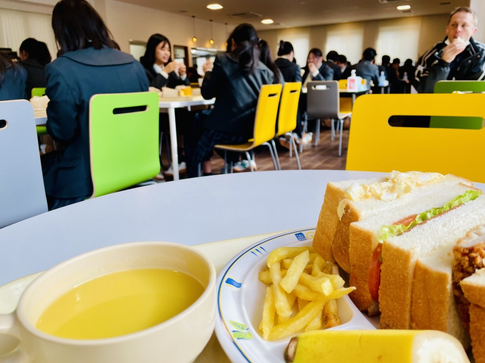 学校カフェテリアで、サンドイッチ給食やってみた！