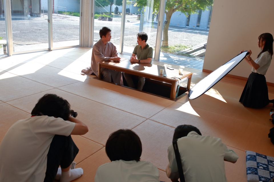 御津が舞台の小説『夏鶯』刊行記念対談がネット上に、掲載写真は…